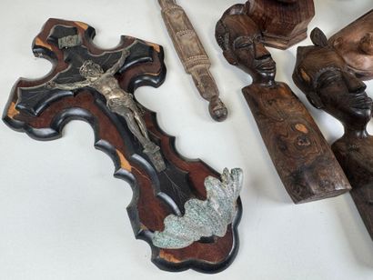 Importante collection de personnages en bois...