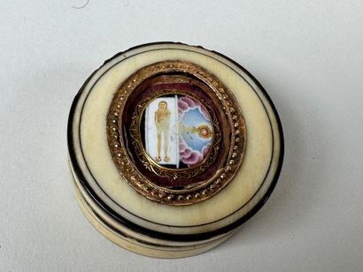 Small pillbox in ivory and gilt metal, the...