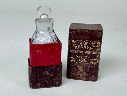 HARRY'S.
Small faceted crystal salt flask.
Presented...