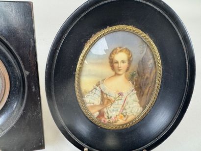 École, XXe.
Femme au chapeau.
Miniature circulaire...