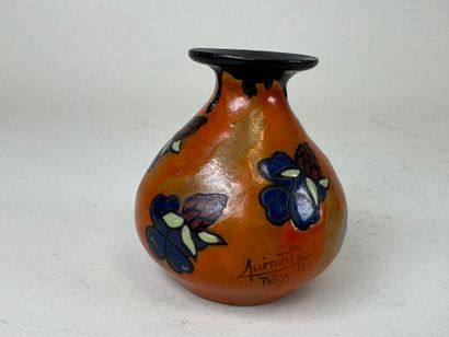 GUENOIT à Paris (?).
Petit vase en verre...