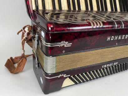 HOHNER.
VERDI IIIF.
Piano key accordion.
37...