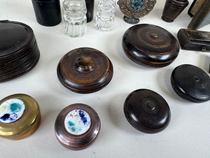 Collection de petites boites en corne, bois...