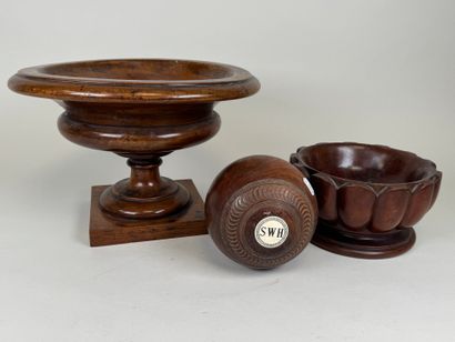 Grande coupe sur piédouche en bois tourné.
H....