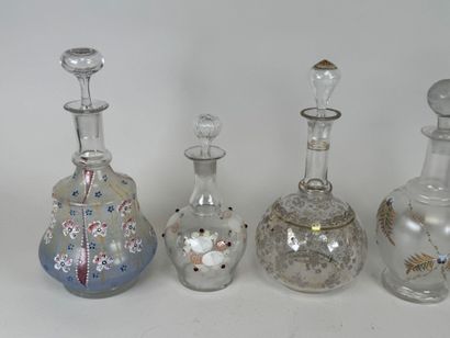 Cinq carafes ou carafons en verre à décor...