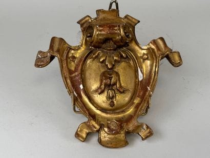 Élément en plâtre sculpté et doré à décor...