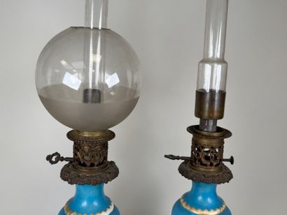 Paire de lampes en porcelaine polychrome...