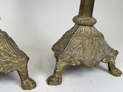 Paire de pique-cierges en laiton repoussé...