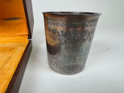 Minerve-patterned silver tumbler with chased...