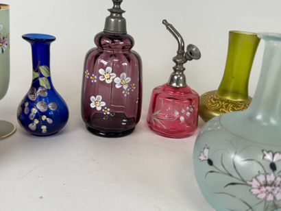 11 pièces dont vases, bonbonnière, flacons,...