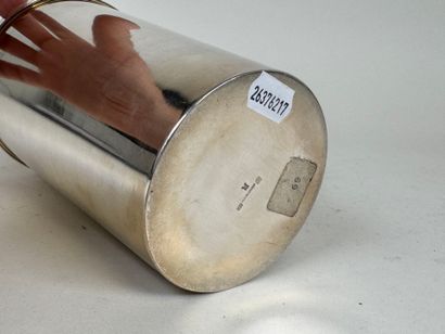 Shaker in silver-plated metal.
H. 24 cm.