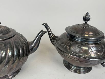 Ensemble de deux verseuses en métal argenté...