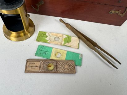 Petit microscope cylindrique en laiton présenté...