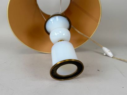 Pied de lampe en opaline et monture en métal...