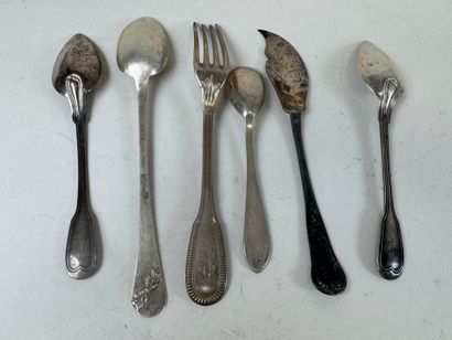 Six pièces dépareillées en argent dont fourchette...