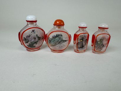 ASIE, XXe.
Quatre petites tabatières en verre...