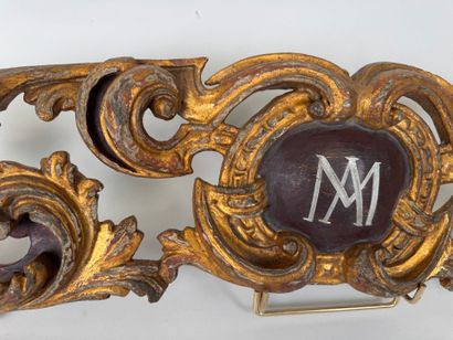 Élément bois sculpté et ajouré à décor feuillagé,...