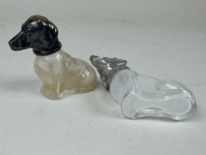 Paire de salières en forme de chien en verre...