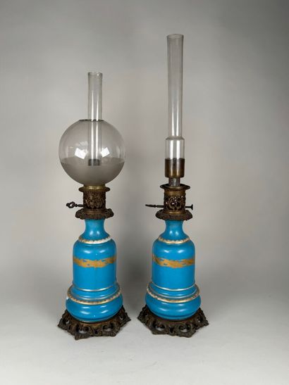 Paire de lampes en porcelaine polychrome...