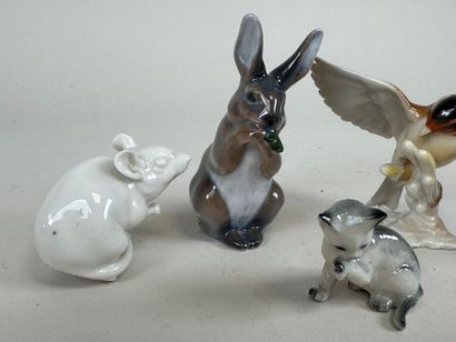 Cinq petits sujets en porcelaine polychrome...
