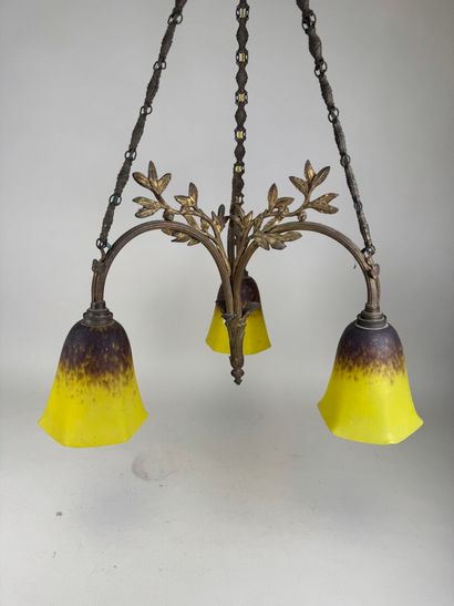 SCHNEIDER.
Suspension en bronze à décor de...