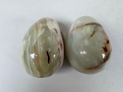 Two large onyx eggs.
H. 9.5 cm.
