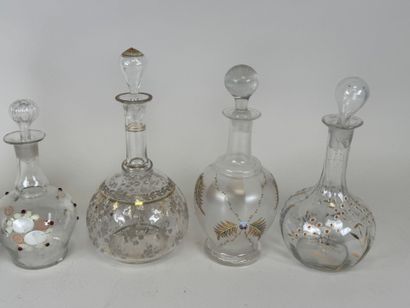Cinq carafes ou carafons en verre à décor...