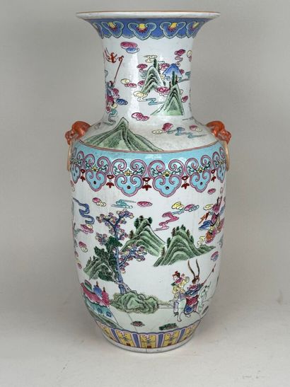 CHINE, fin XIXe - début XXe. 
Vase en porcelaine...
