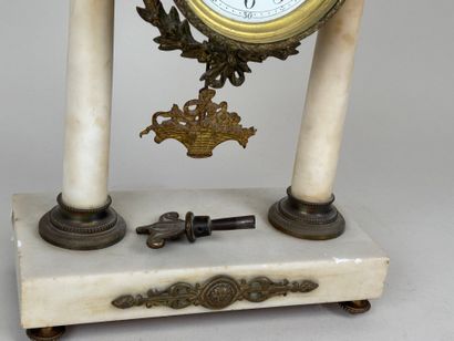 COLLET à Montargis.
Pendule portique en albâtre...