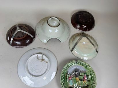 Cinq plats ou assiettes en faïence polychrome...