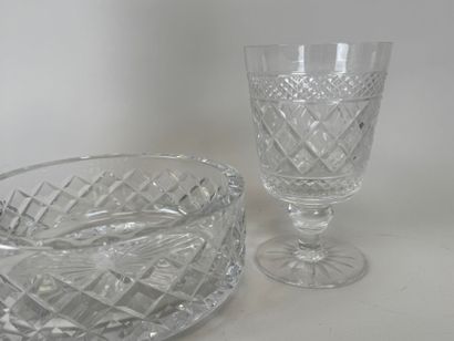 Lot en cristal taillé comprenant une coupe...
