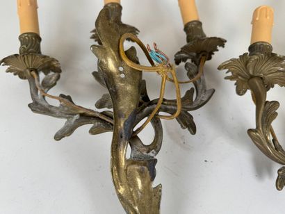 Paire d'appliques en bronze patiné à trois...
