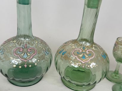 Service à liqueur en verre coloré à décor...