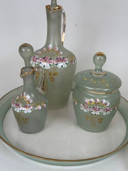 Service de nuit en verre coloré à décor émaillé...