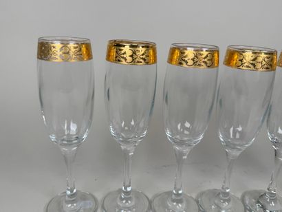 Suite de 6 flûtes à champagne en verre à...