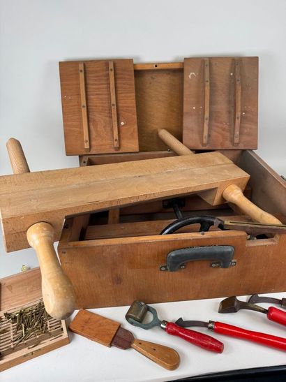 Ensemble pour relieur comprenant une presse...