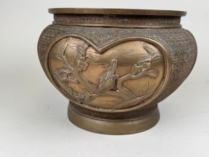 JAPON, vers 1900. 
Cache-pot en bronze à...