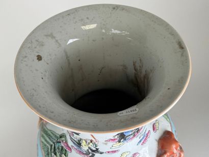 CHINE, fin XIXe - début XXe. 
Vase en porcelaine...
