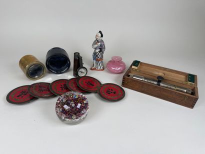 Lot d'objets de vitrine comprenant :
- une...