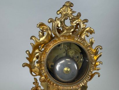 Pendule en bronze doré et ajouré à décor...