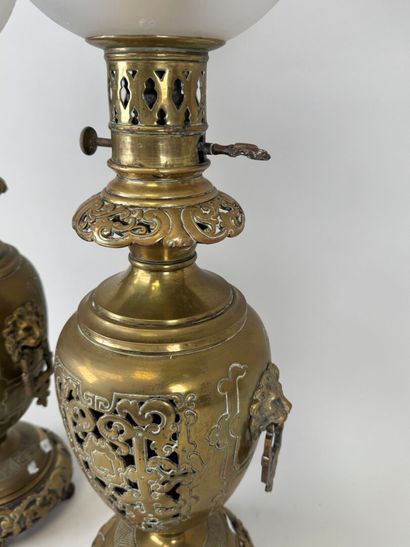 Paire de lampes à pétrole en bronze ajouré...
