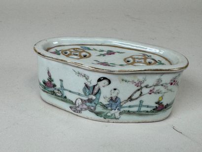 ASIE, XXe.
Petit coffret senteur en porcelaine...