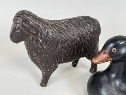 Deux sujets en céramique polychrome figurant...