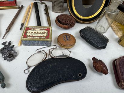 Important lot of display items including...