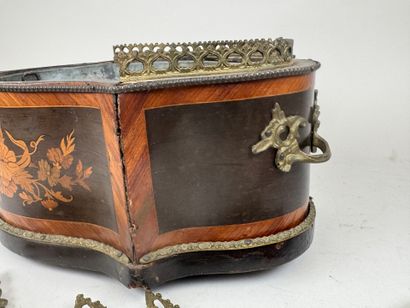 Jardinière en marqueterie de fleurs et bronze...