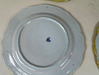 PORQUE-BEAU. 
Série de quatre assiettes à...