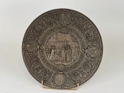 Plat circulaire en métal ciselé à décor d'une...