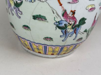 CHINE, fin XIXe - début XXe. 
Vase en porcelaine...