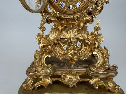 Pendule en bronze doré et ajouré à décor...