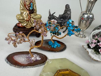 Important lot d'objets de vitrine en verre,...